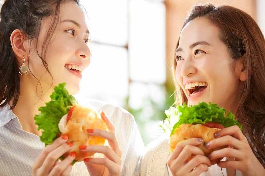 朝ごはんを食べる女性