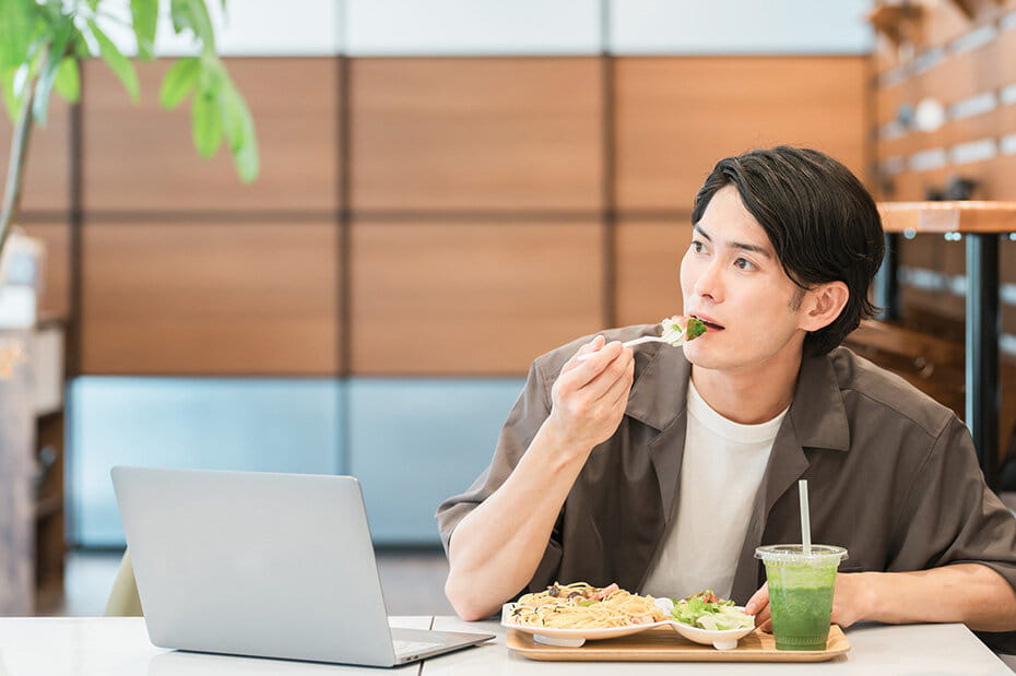 カフェで食事する男性