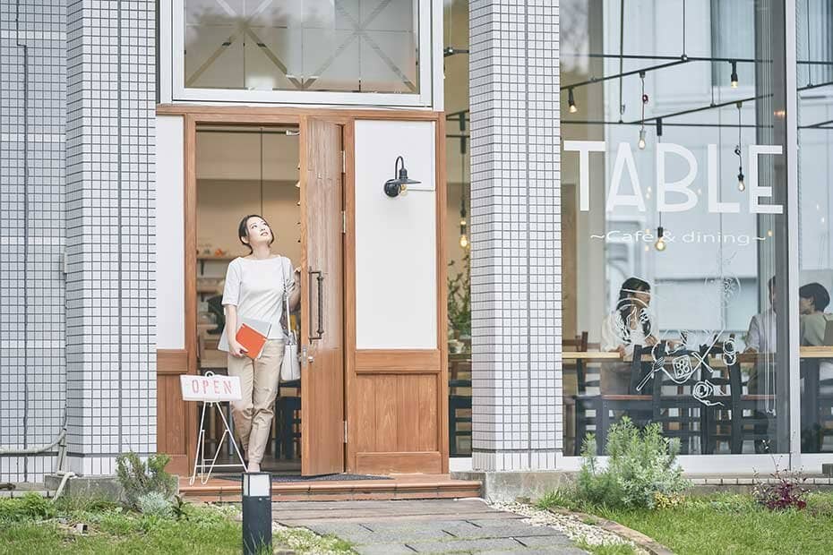 カフェから出てきた女性