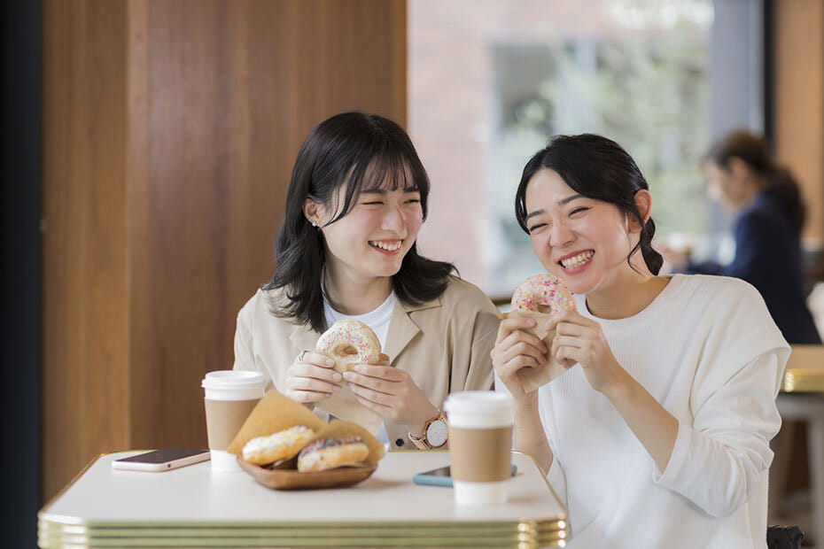 カフェで談笑する女性