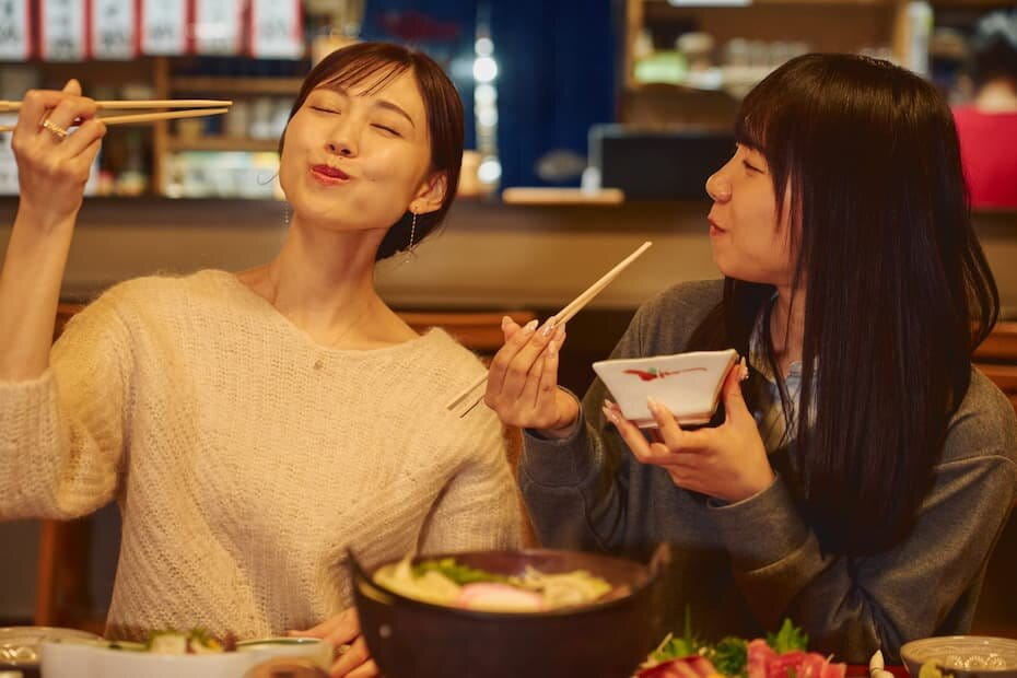 食事をする女性