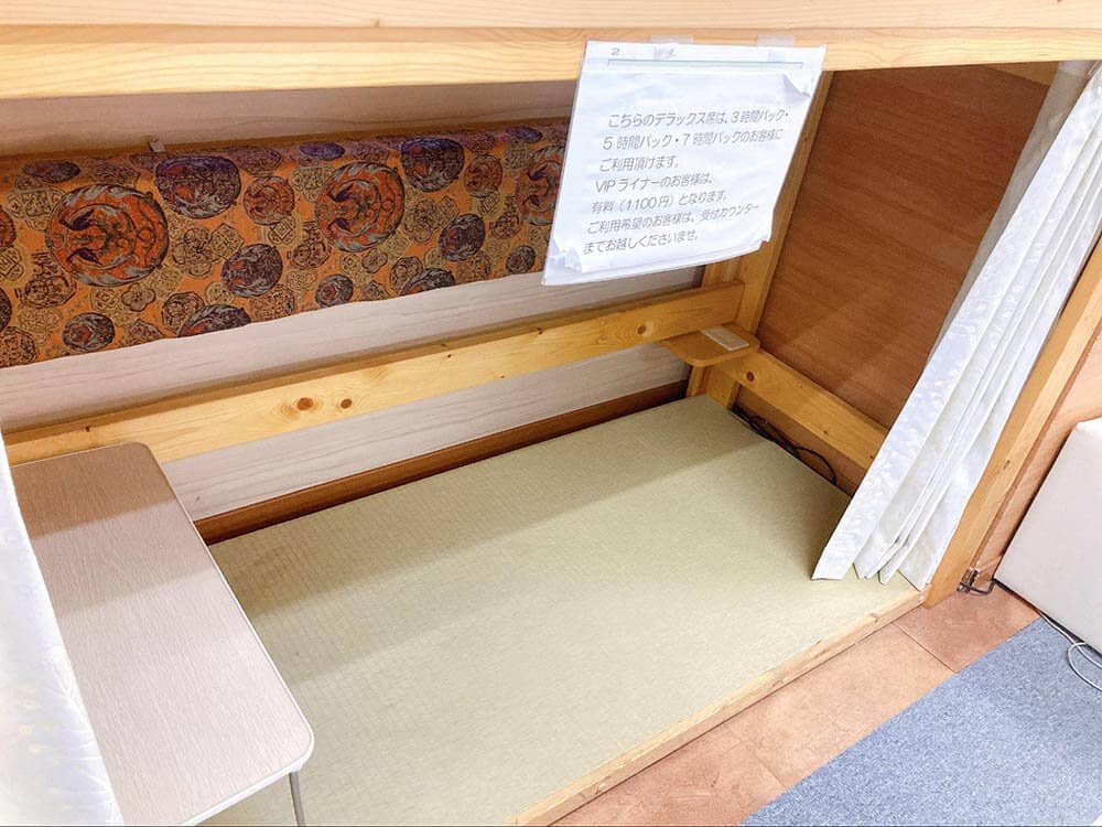 仕切りカーテンのあるお座敷も