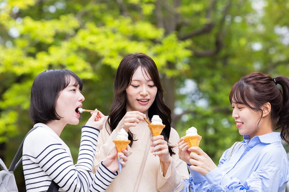 アイスクリームを食べながら楽しそうに話す女性たち