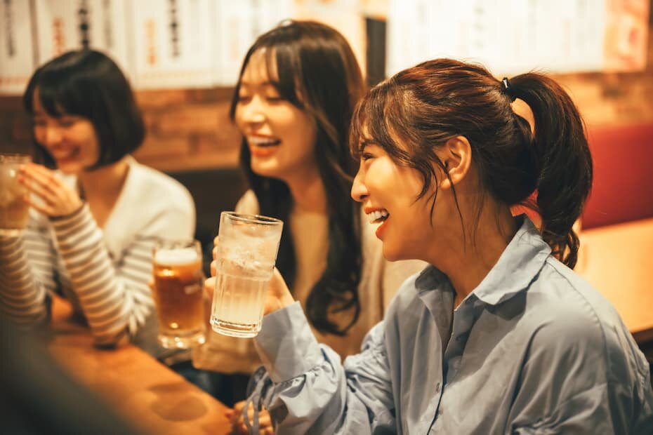 居酒屋で食事する女性