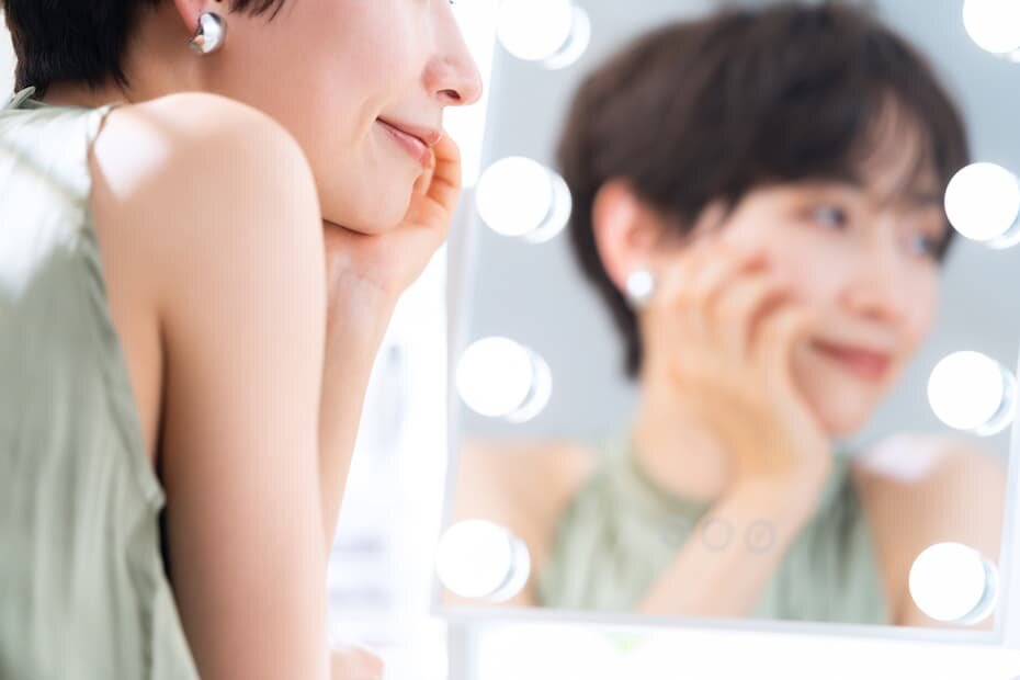 身支度を整える女性