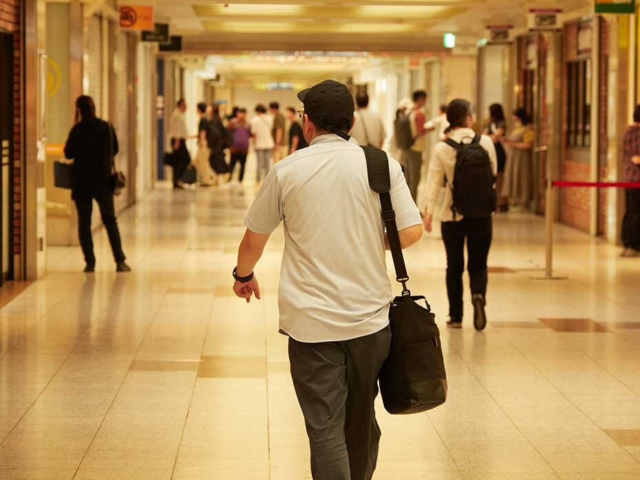 地下街を歩く男性