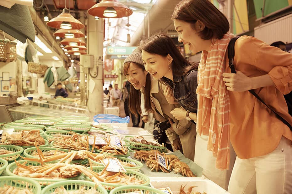 市場を観光する女性