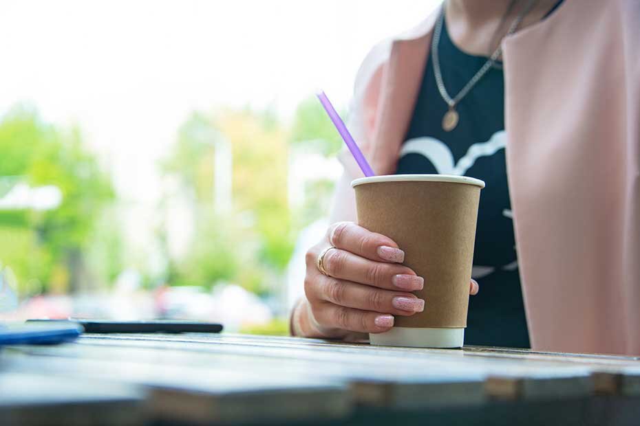 カフェでコーヒーを飲む女性