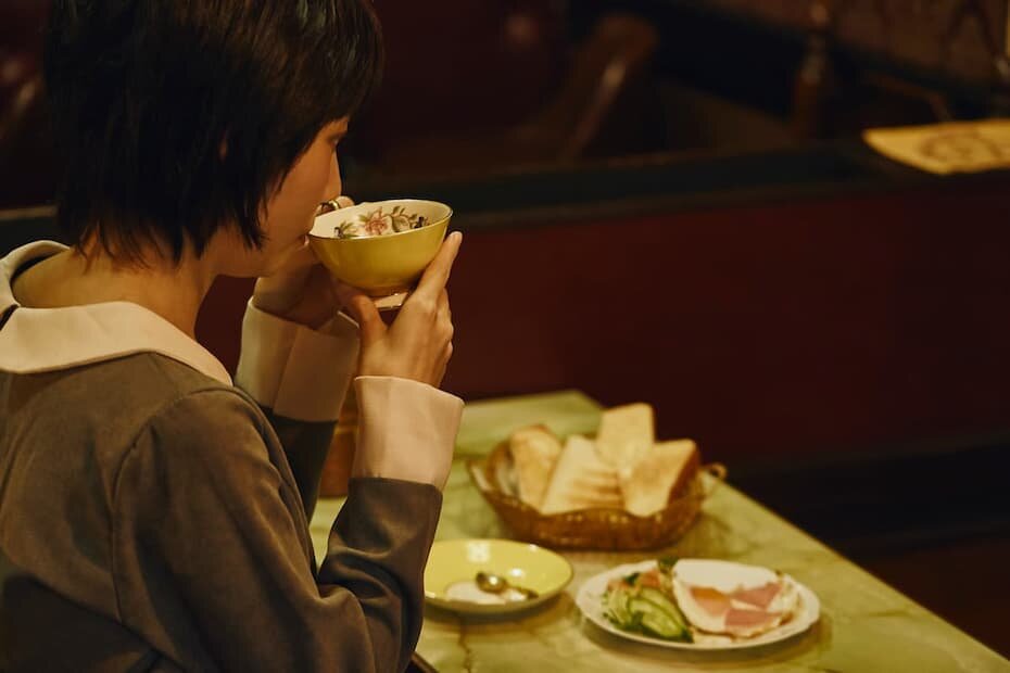 モーニングを食べる女性