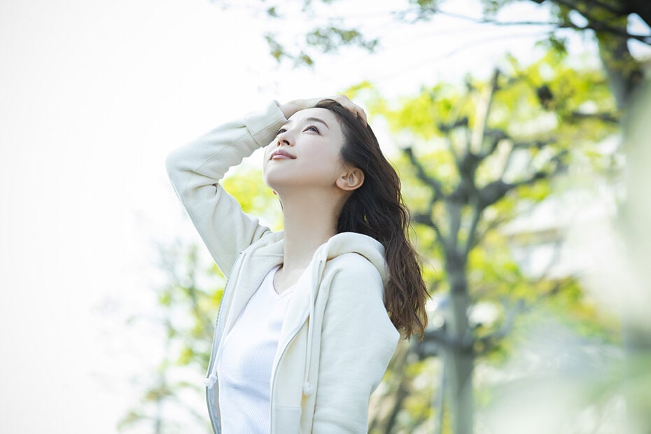 朝日を浴びる女性