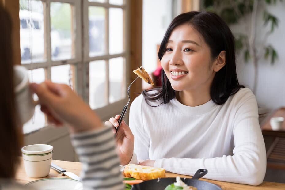 パンケーキを食べる女性