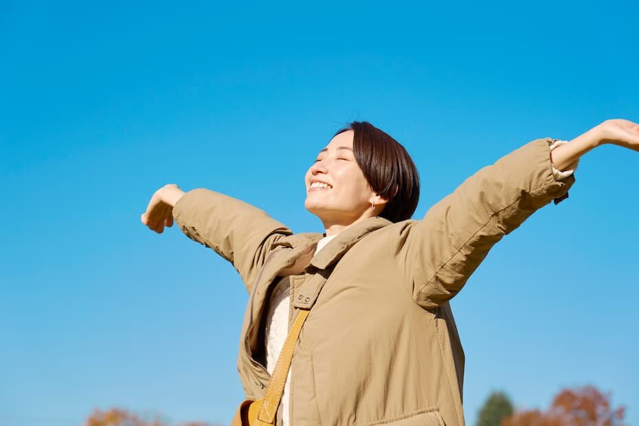 伸びをする女性