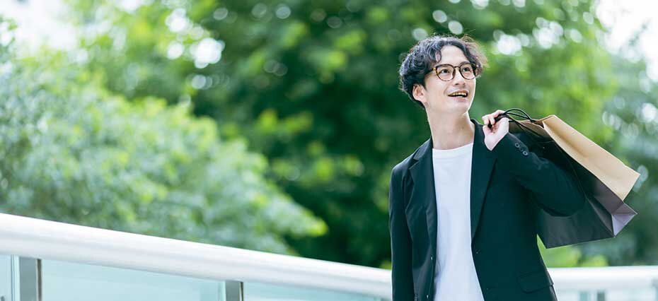 爽やかな朝を過ごす男性