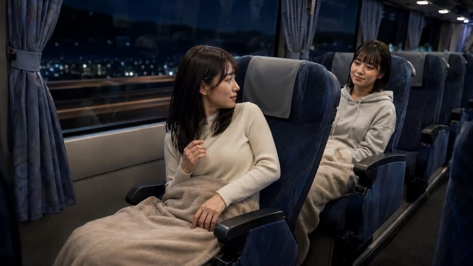夜行バスの電動バックシェルシートとは？前にスライドして倒れる新感覚シートの秘密