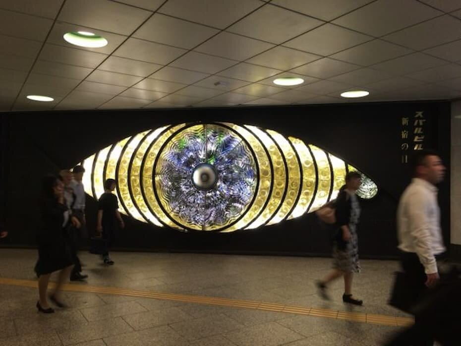 新宿の目のオブジェ