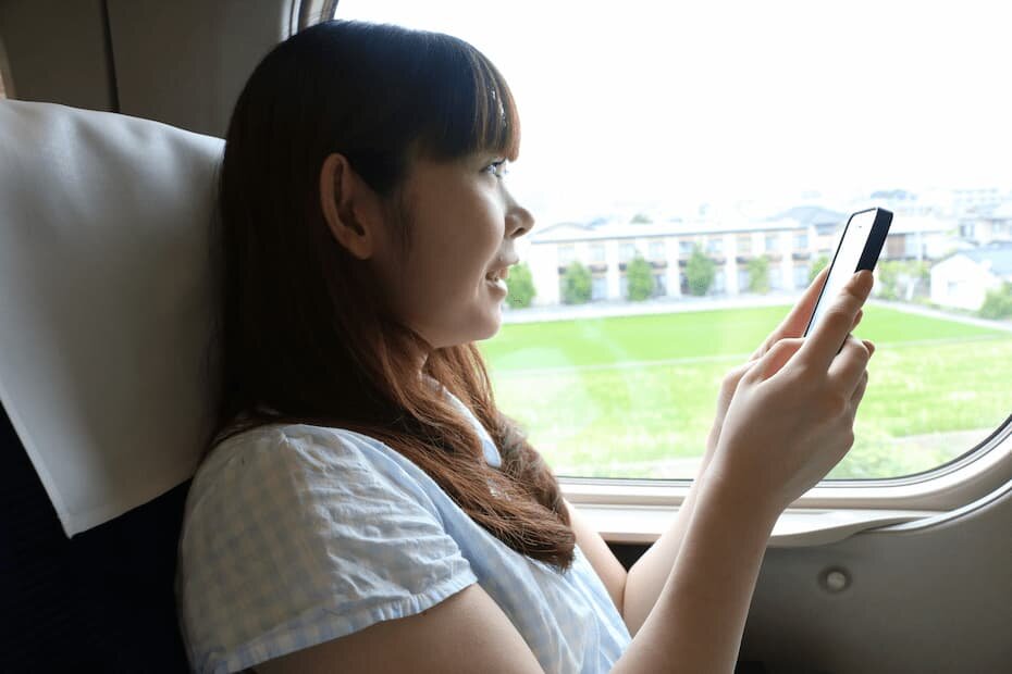 新幹線に乗車する女性