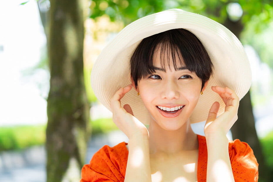 麦わら帽子をかぶった女性