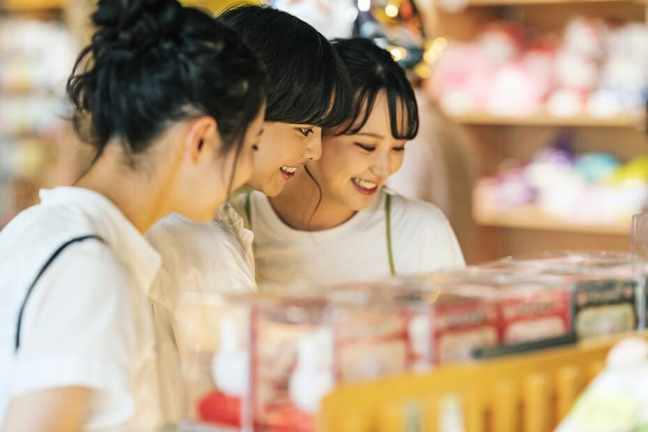 お土産を選ぶ女性たち