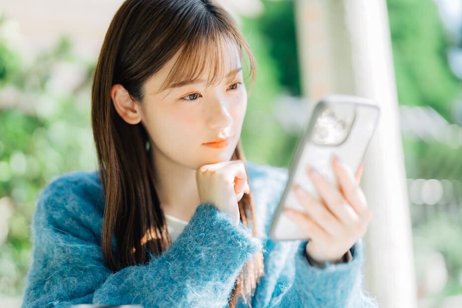 考えている女性