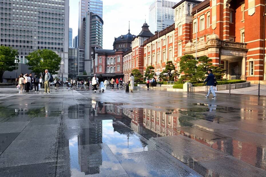 雨の東京駅