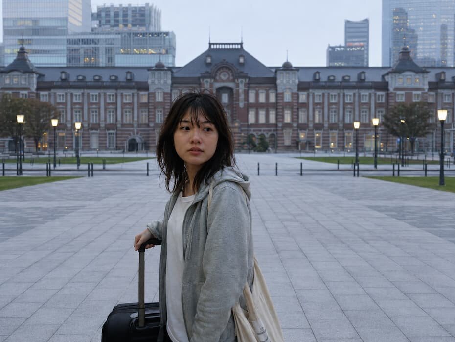 東京に到着したばかりの女性