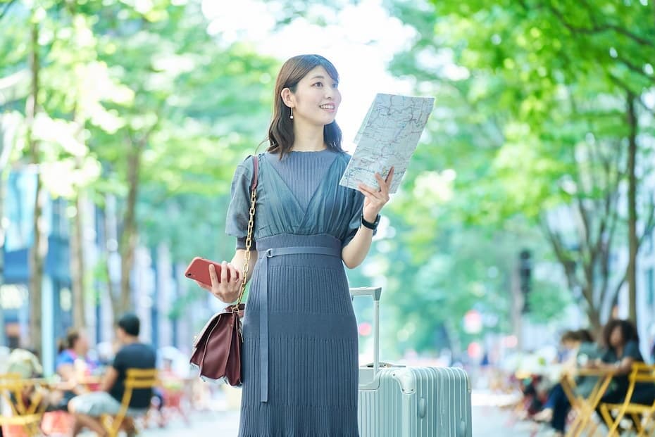 爽やかな朝、街を歩く女性