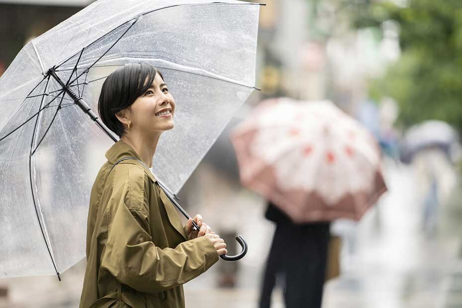 傘をさす女性