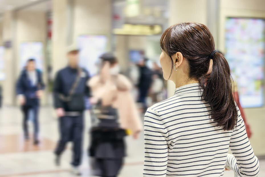 地下街を歩く女性