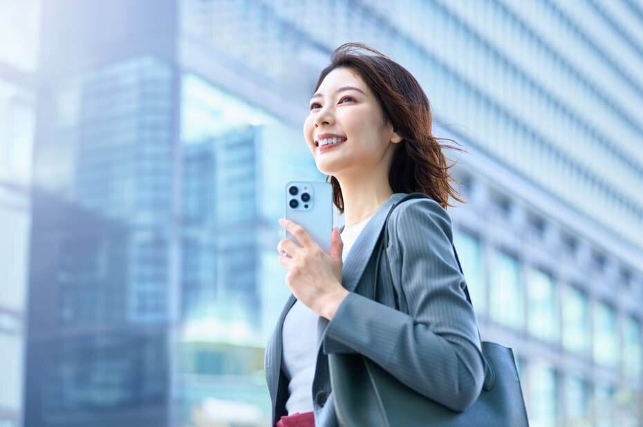 夜行バス到着後、出社する女性