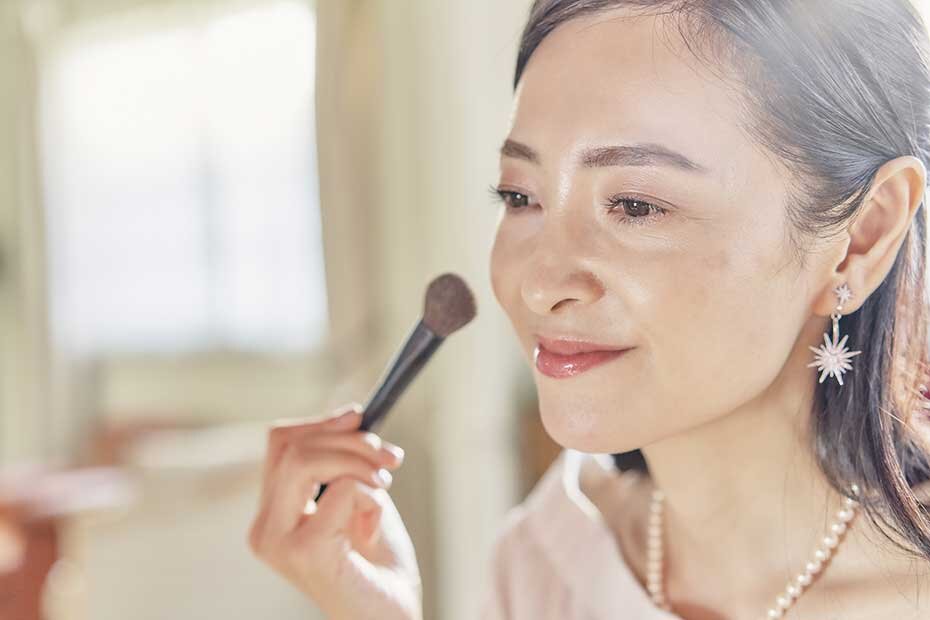 メイクする女性