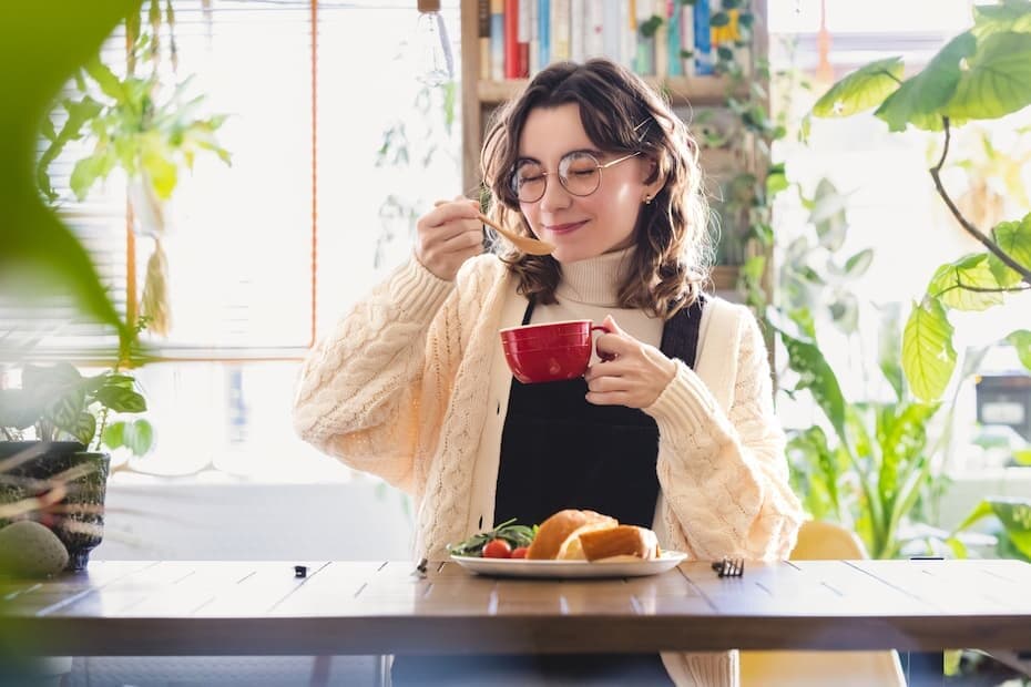 スープを飲む女性