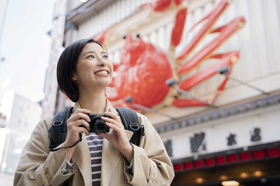大阪観光する女性