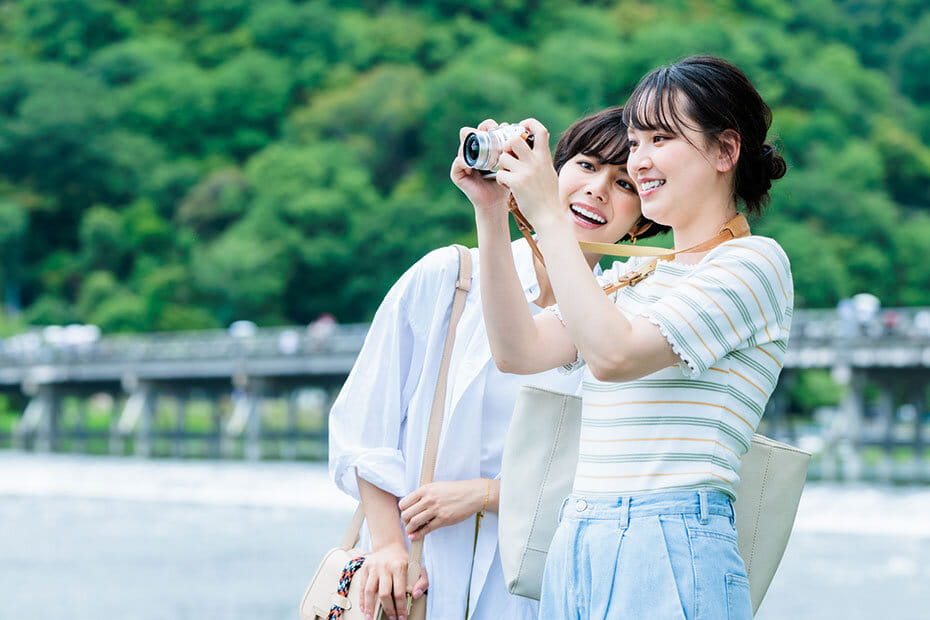 観光旅行をしている女性ふたり