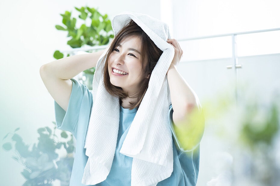 濡れた髪を拭く女性