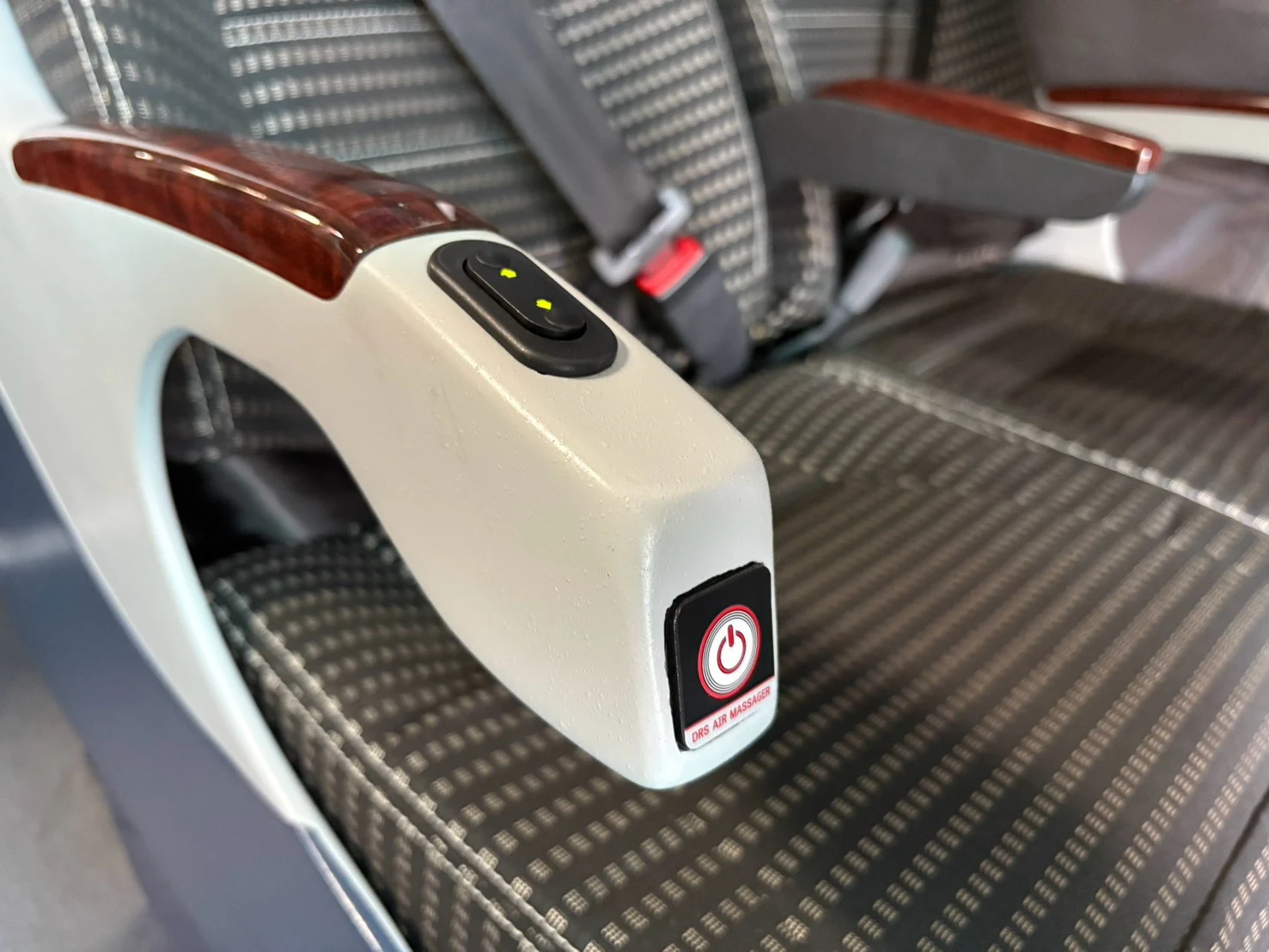 肘掛けと電動操作ボタン