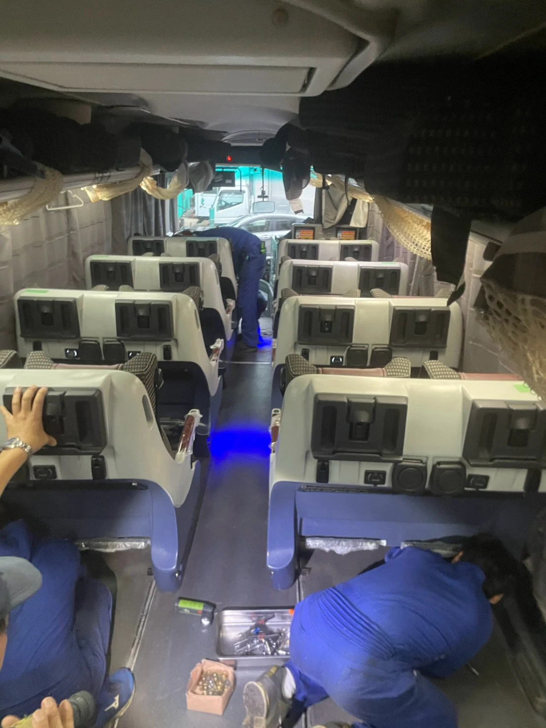 車内でシートの乗せ換え作業を行う様子