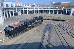 京都鉄道博物館の転車台と機関庫